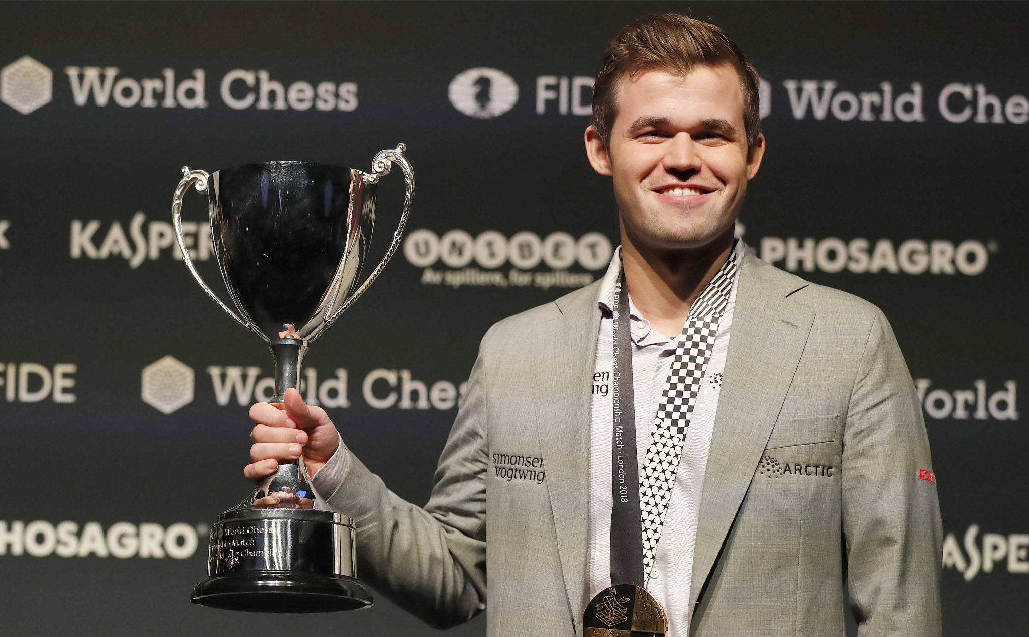 Carlsen sẽ có trận bảo vệ ngôi Vua cờ trước Nepomniachtchi vào ngày 24/11
