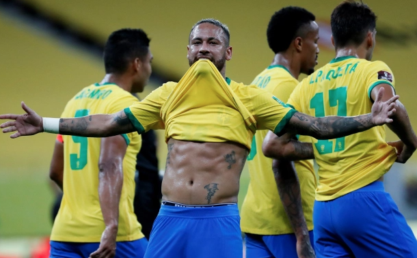 Neymar khoe thân hình săn chắc trên sân tập
