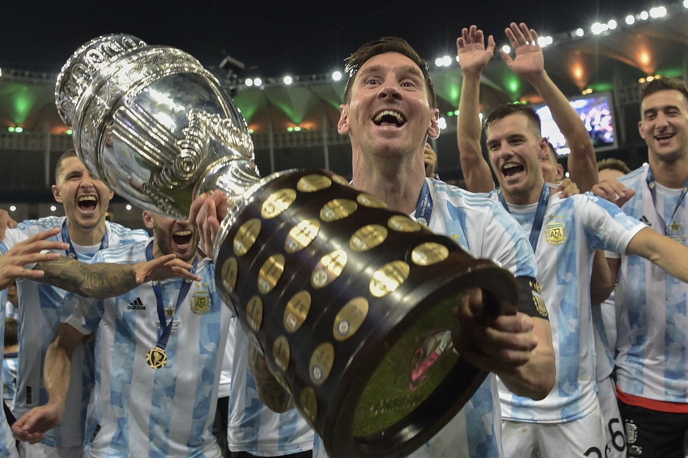Siêu sao Lionel Messi cảm thấy bình yên khi đăng quang