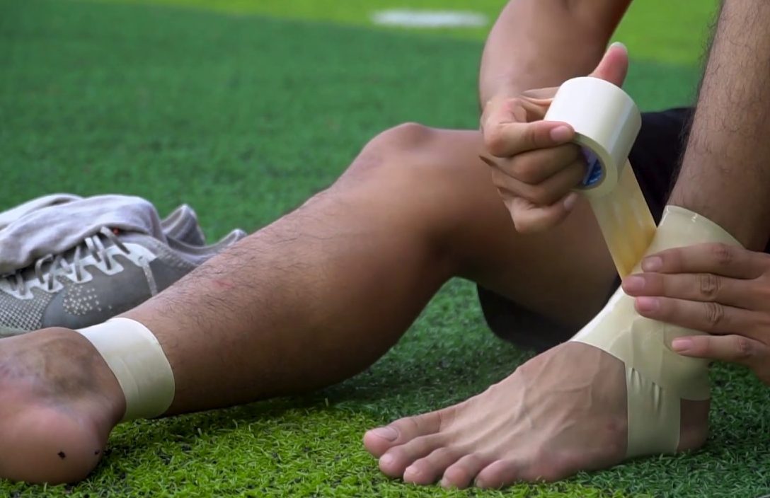 Sử dụng băng quấn cổ chân khi chơi bóng đá