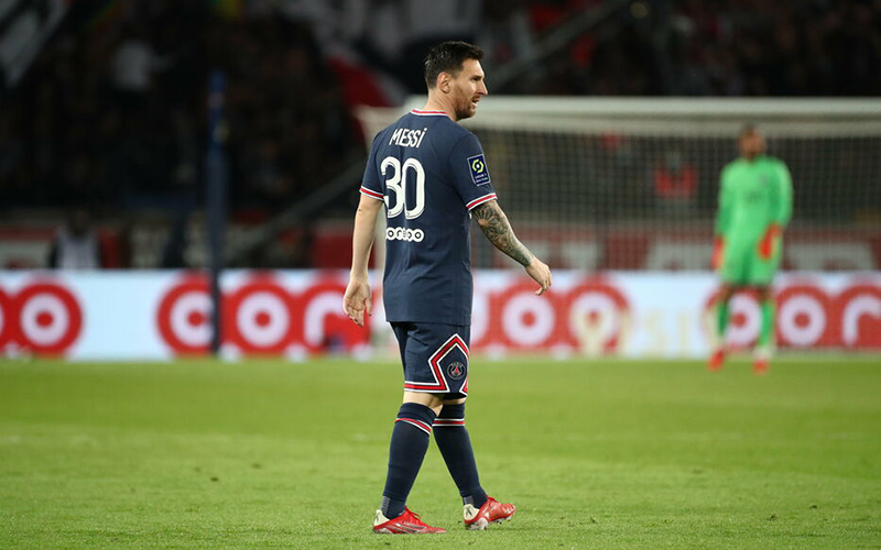 Messi dính chấn thương đầu gối