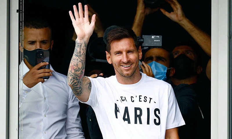 Messi vẫy chào cổ động viên PSG