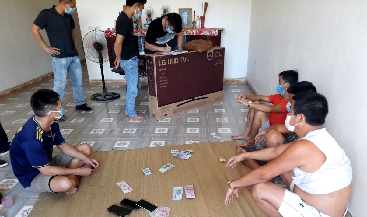 Tụ tập đánh bạc lúc giãn cách xã hội ở Hà Nội