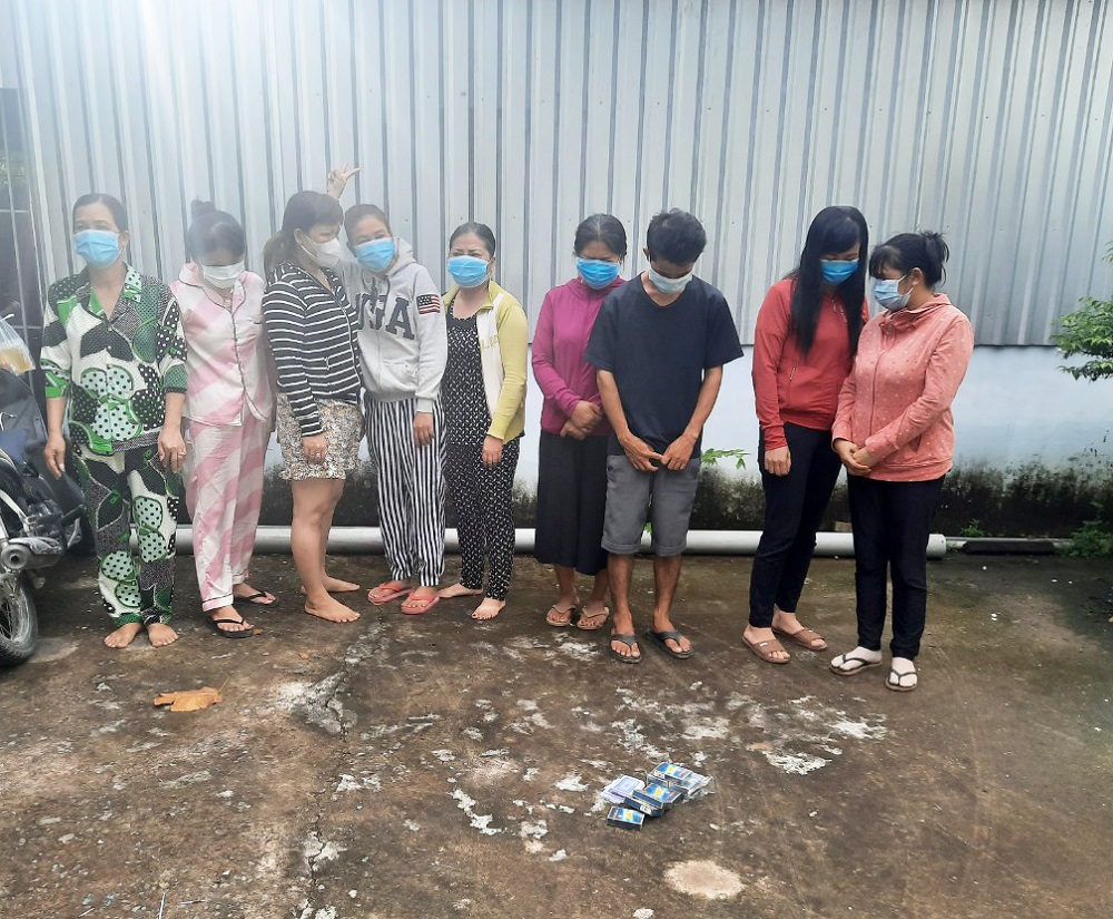 Bắt quả tang 8 người phụ nữ say sưa đánh bạc ăn tiền giữa dịch Covid 19 tại Hà Nội